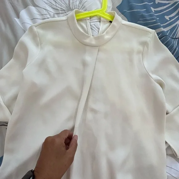 💥PRICE⬇️
ANN TAYLOR • High Collar Cream Blouse • Size MP • - Picture 2 of 7